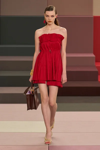Look 16